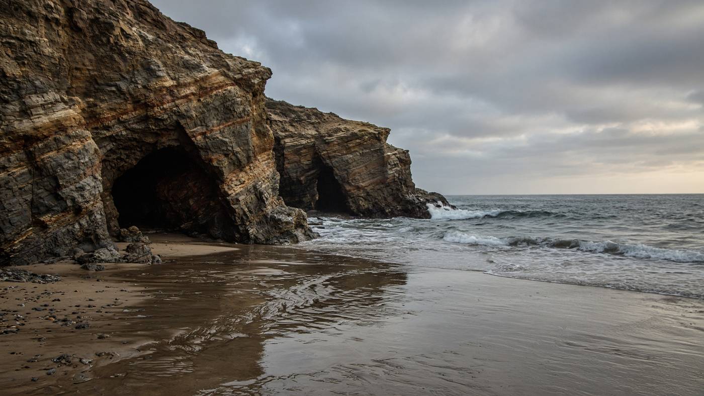 Sea caves and rock formations at Leo Carrillo at low tide